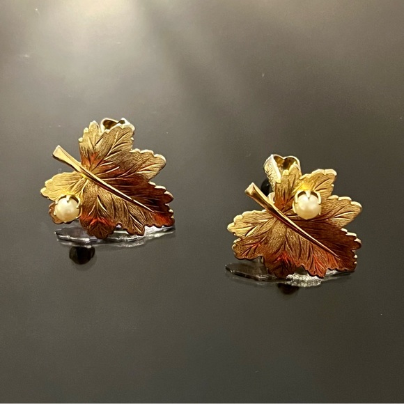 Sarah Coventry Vintage Leaf Faux Pearl Gold Tone Clip On Earrings - Picture 11 of 12